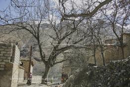 Image du Maroc Professionnelle de  Lemdinates un très beau village situé à 1600 m d’altitude dans le Haut Atlas dans la région d’Amizmiz, dans ce village la malnutrition continue ses ravages dans des proportions inquiétantes, 200 familles, environ y vivent, dont une grande proportion de femmes et d’enfants qui soufrent de la maladie goitre à cause du manque de sel iodé, dans ces contrées lointaines enclavés seulement  à 30 Km dans les montagnes au Sud de Marrakech. Mardi 14 Mars 2006. (Photo / Abdeljalil Bounhar)
 